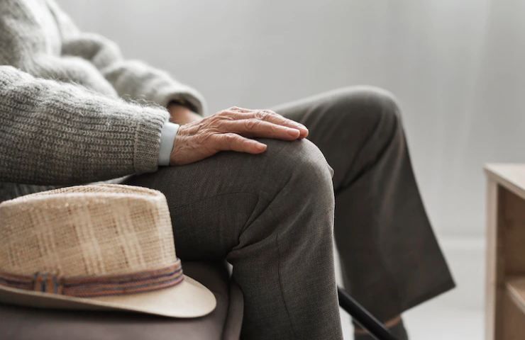 Un uomo anziano mentre sta seduto