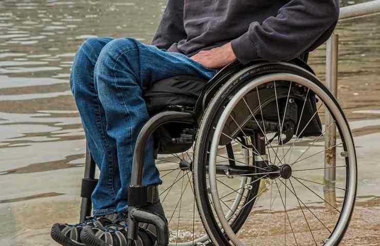 Un uomo disabile sulla sedia a rotelle