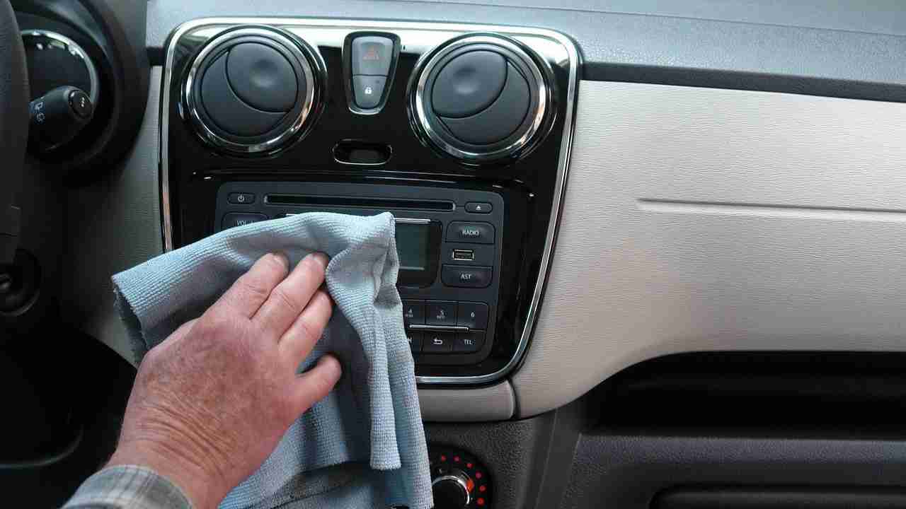 come pulire il cruscotto dell'auto