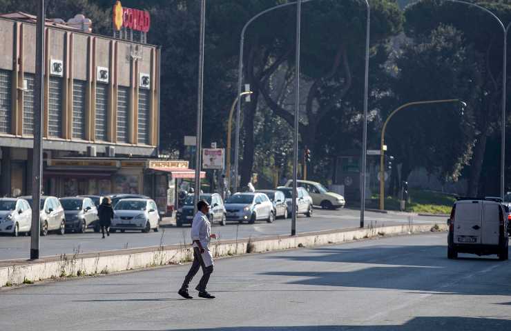 Un uomo non attraversa sulle strisce pedonali