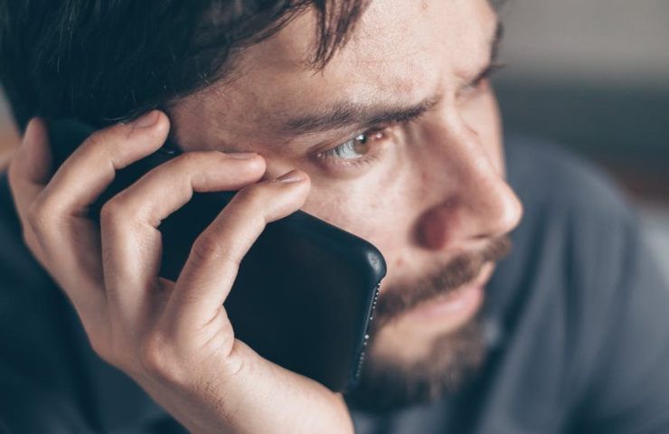 Un uomo risponde al telefono