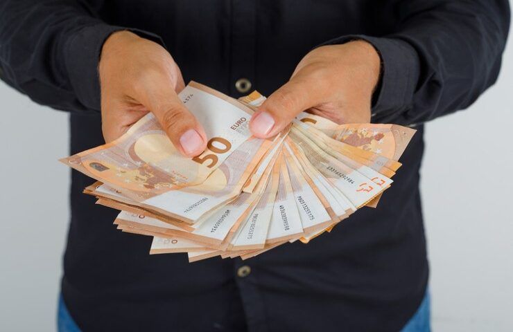 Un uomo tiene in mano migliaia di euro