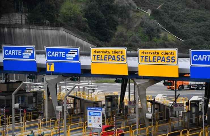 Una barriera di pedaggio in autostrada