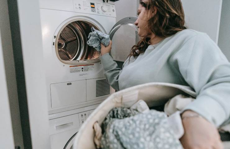 Una casalinga intenta a fare il bucato