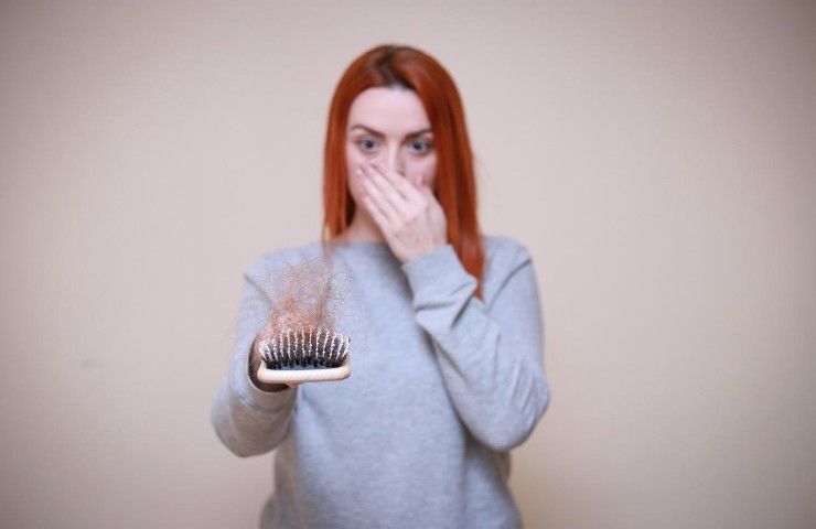 Una donna affetta da caduta dei capelli