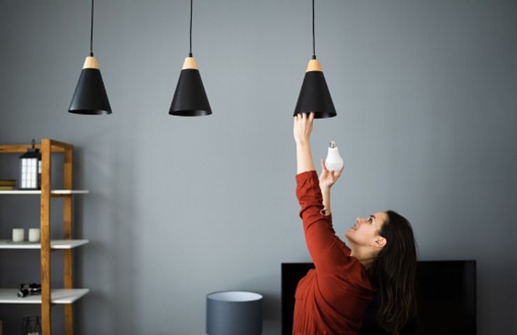 Una donna applica le lampadine al led