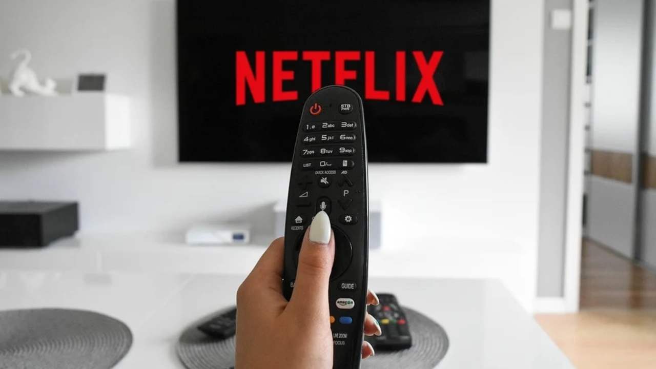 Una donna avvia Netflix sul proprio televisore