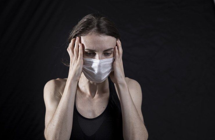 Una donna con problemi psicologici per la pandemia