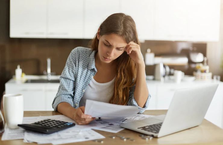 Una donna consulta preoccupata la bolletta