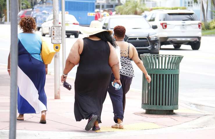 Una donna in evidente condizione di obesità