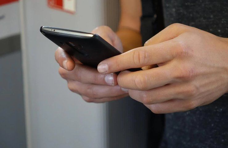 Una persona mentre utilizza uno smartphone