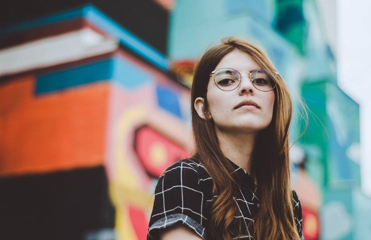 Una ragazza con gli occhiali da vista