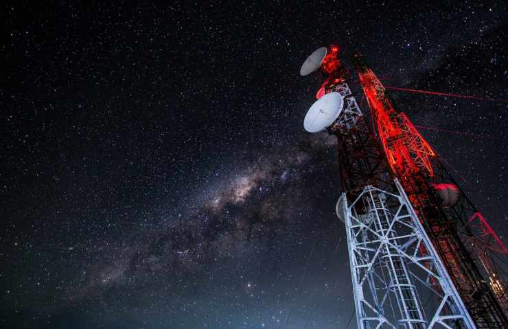 Una torre radio nella notte