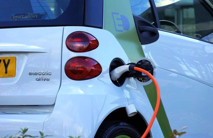 Un'auto elettrica in fase di ricarica