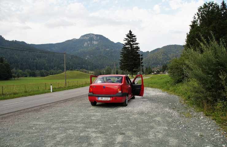 Un'auto ferma con gli sportelli aperti