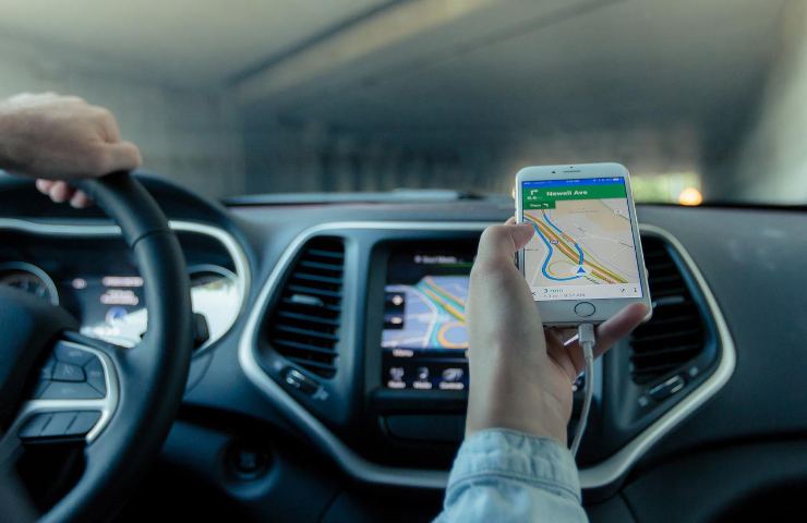 Uno smartphone con il GPS attivo