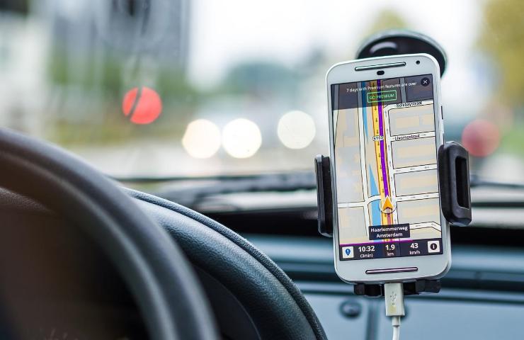 Uno smartphone con il GPS attivo