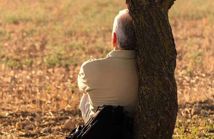 Uomo che fa una pausa