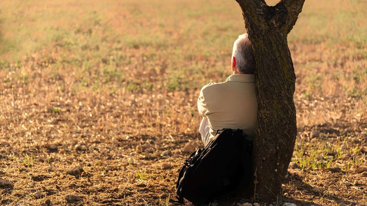 Uomo che fa una pausa