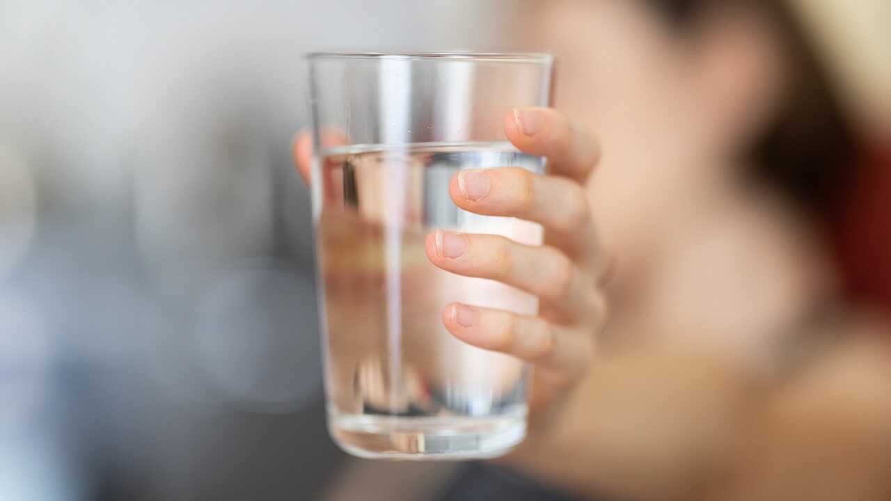 Perché bere l'acqua prima dei pasti