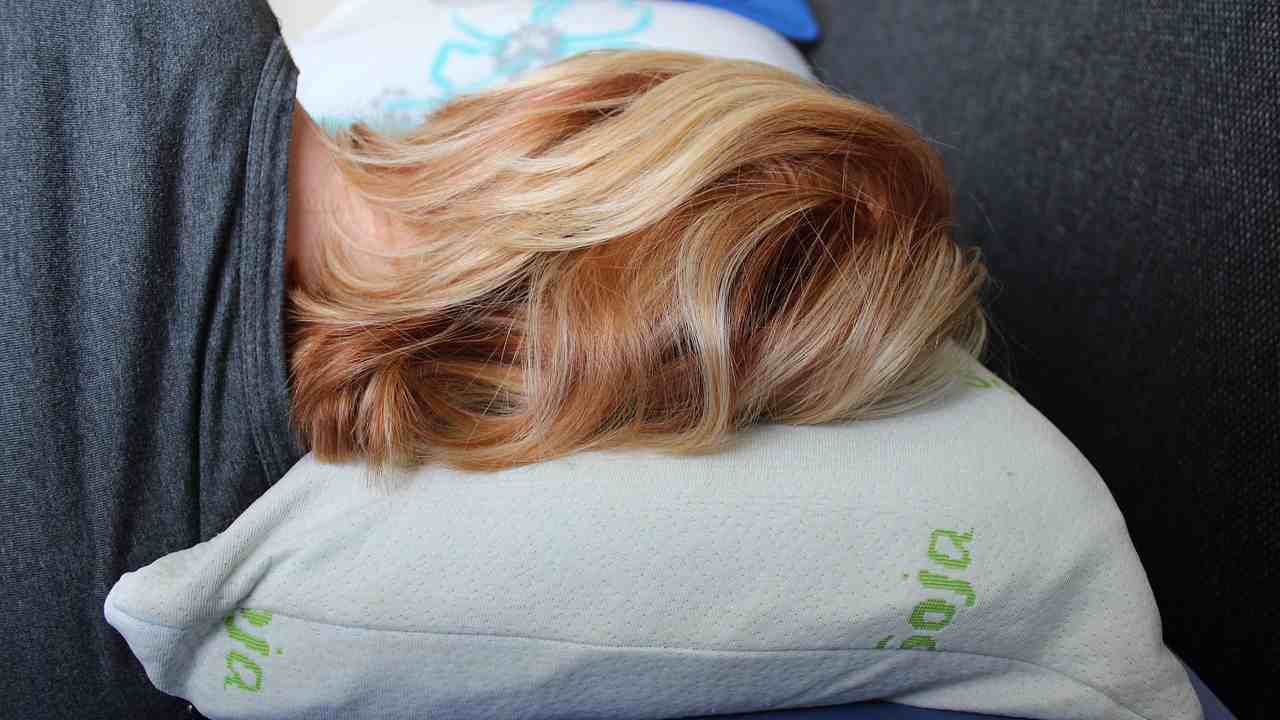 dormire capelli raccolti