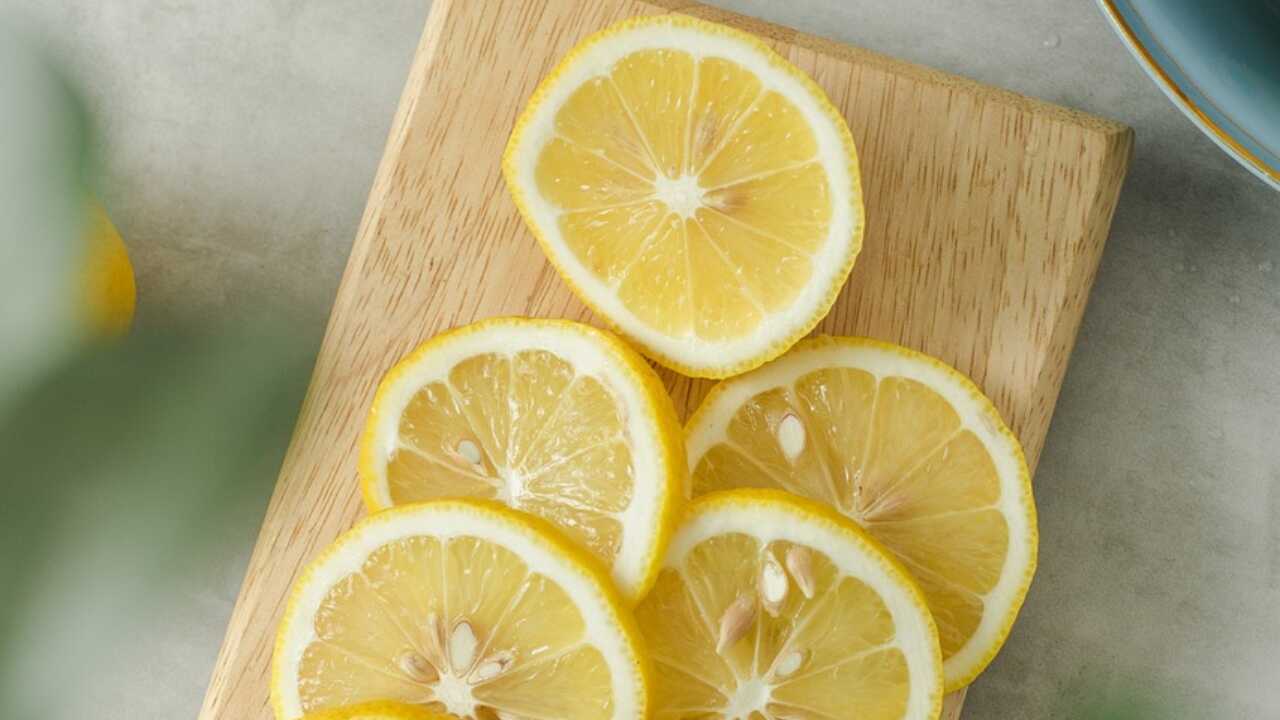 Masticare buccia limone