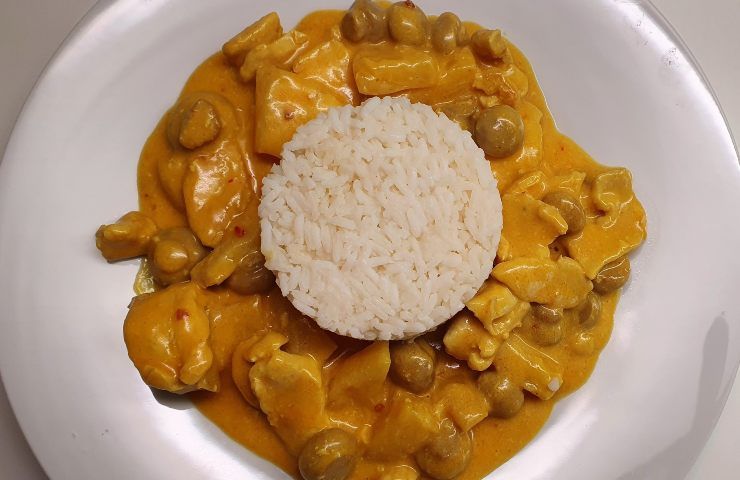 Pollo curry rico
