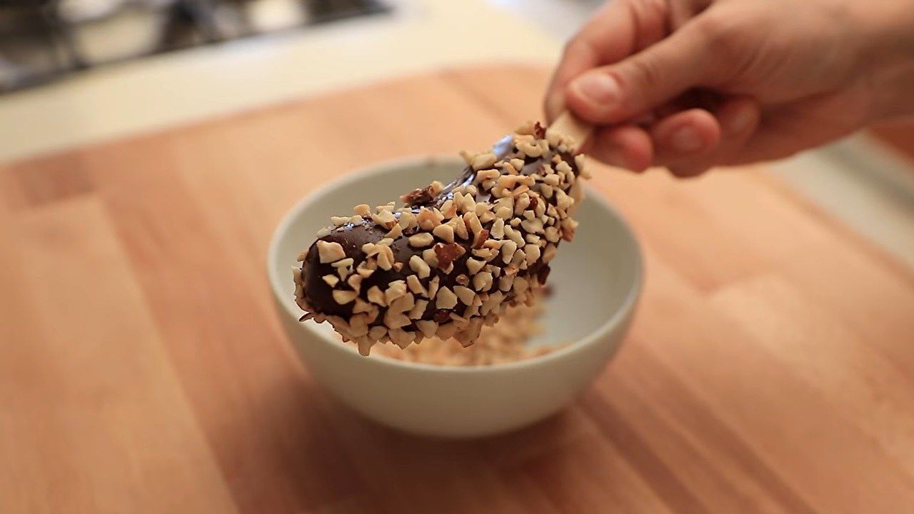 Banane con cioccolato e granella di nocciole