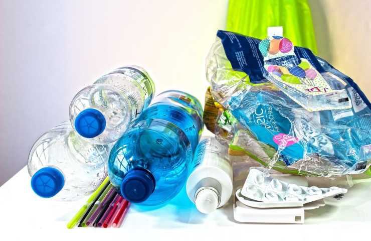 Bottiglie ed altri oggetti in plastica