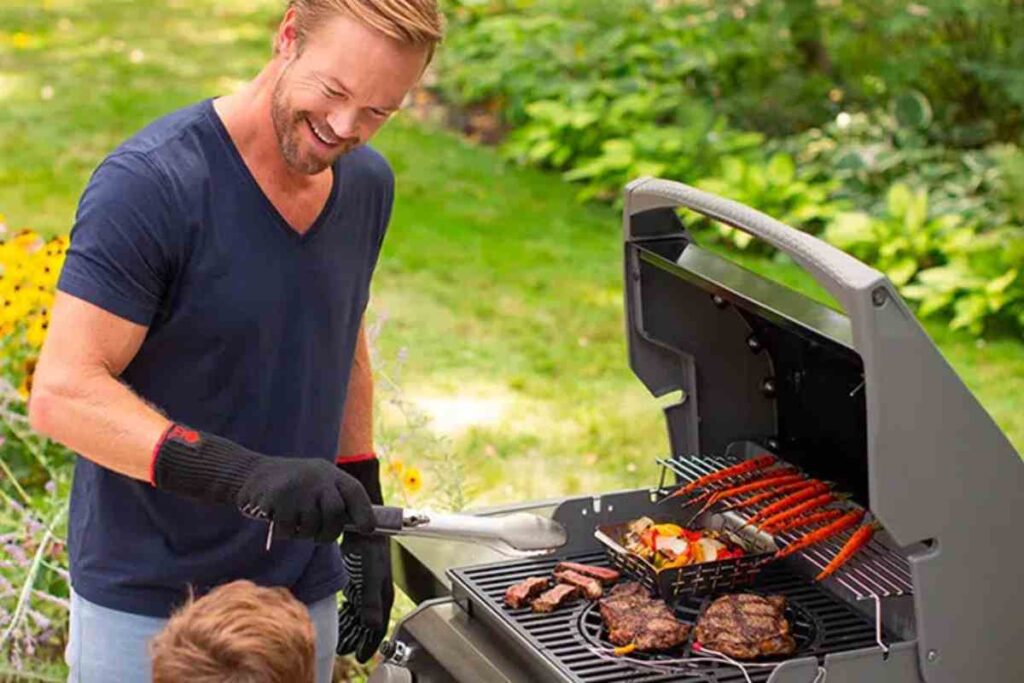 uomo alle prese col barbecue