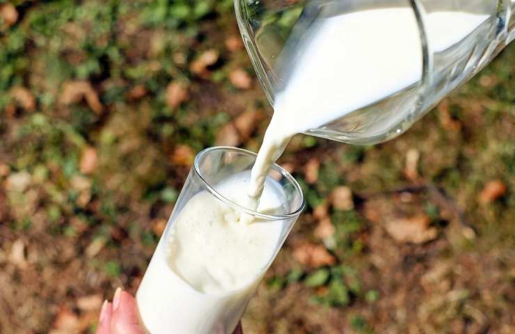 De latte versato in un bicchiere
