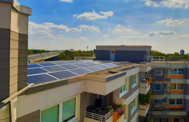 Dei pannelli solari installati su un tetto