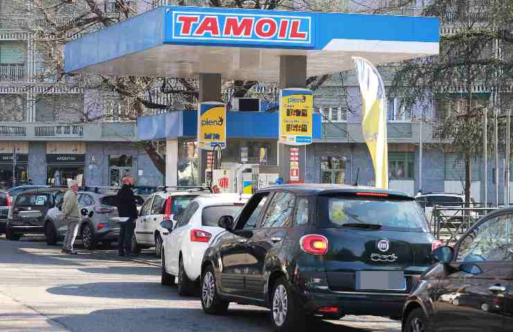 Delle auto in fila ad un distributore di carburante