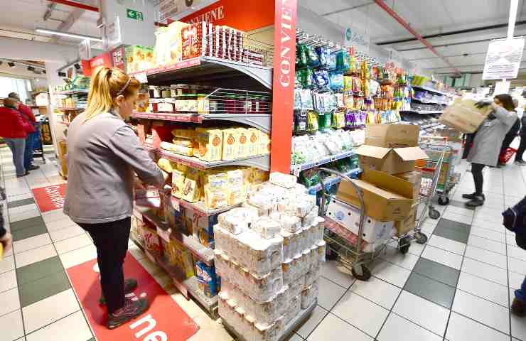 Delle persone intente a fare la spesa