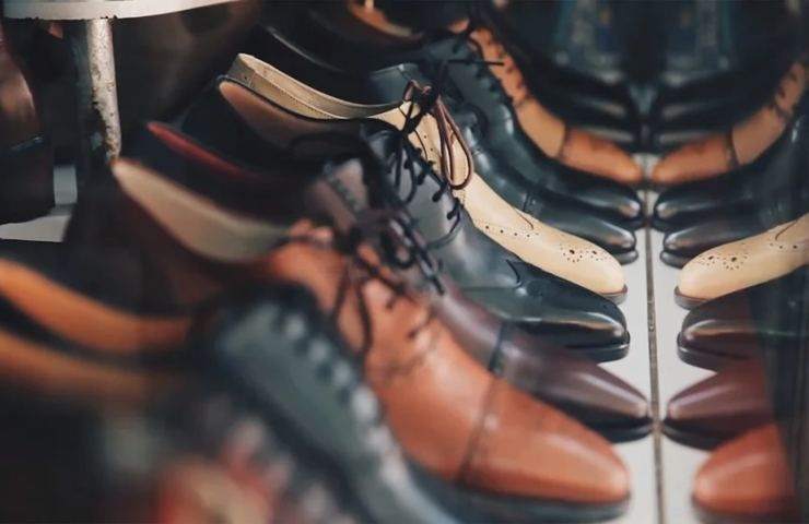 Delle scarpe da uomo classiche