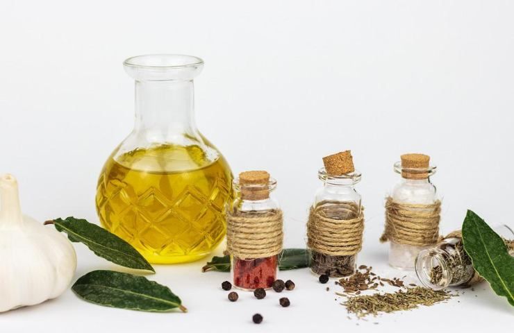 Dell'olio ed altri ingredienti aromatici