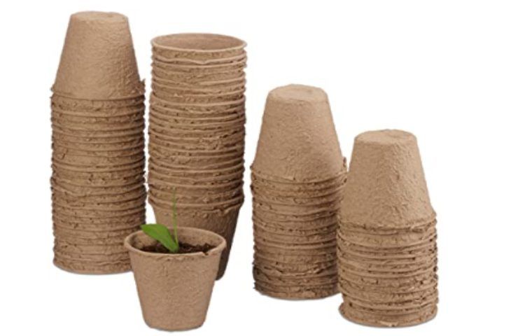 Diversi contenitori biodegradabili per le piante