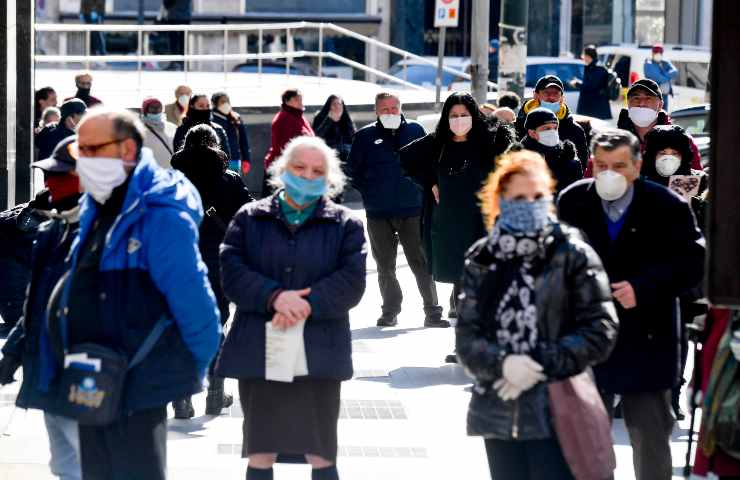 Diversi pensionati in fila all'ufficio postale