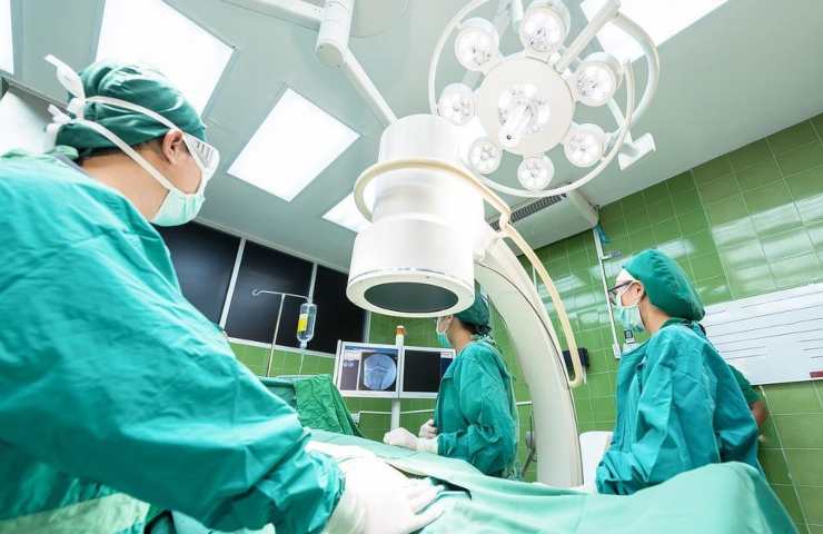 Equipe chirurgica in sala operatoria