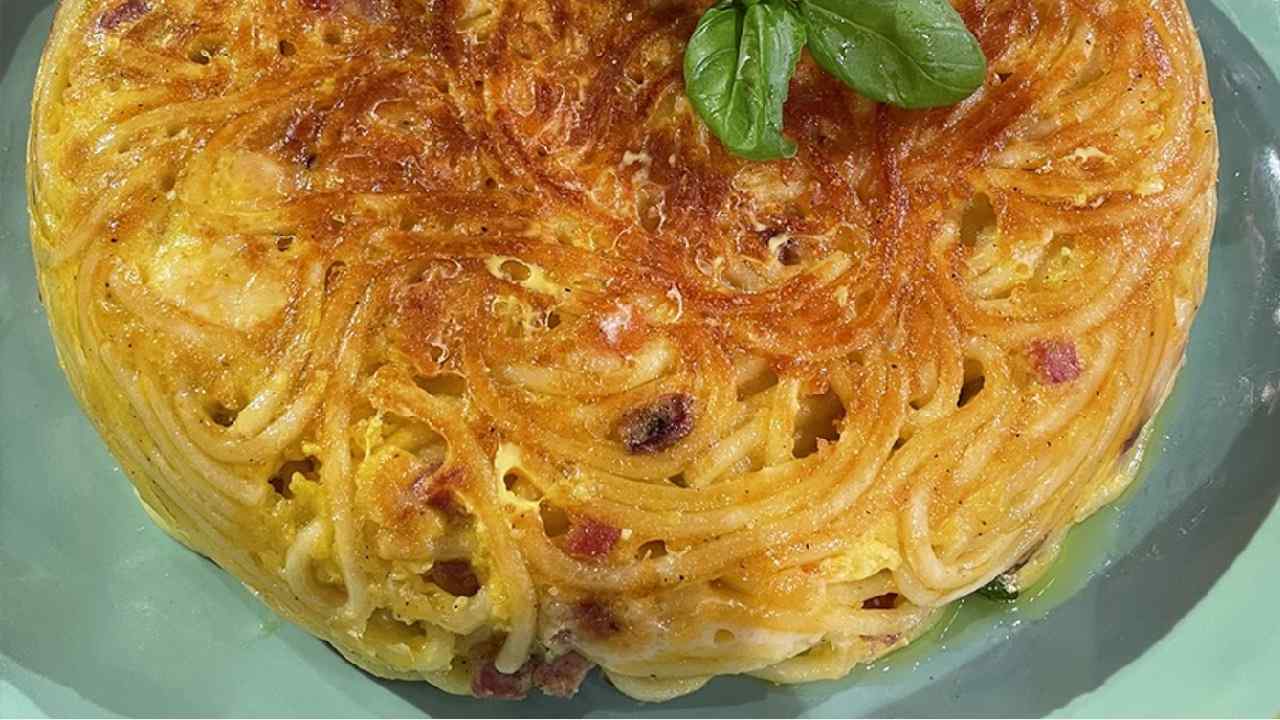 Frittata di pasta con pancetta e provola