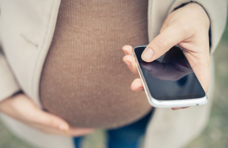 telefonino gravidanza donna incinta