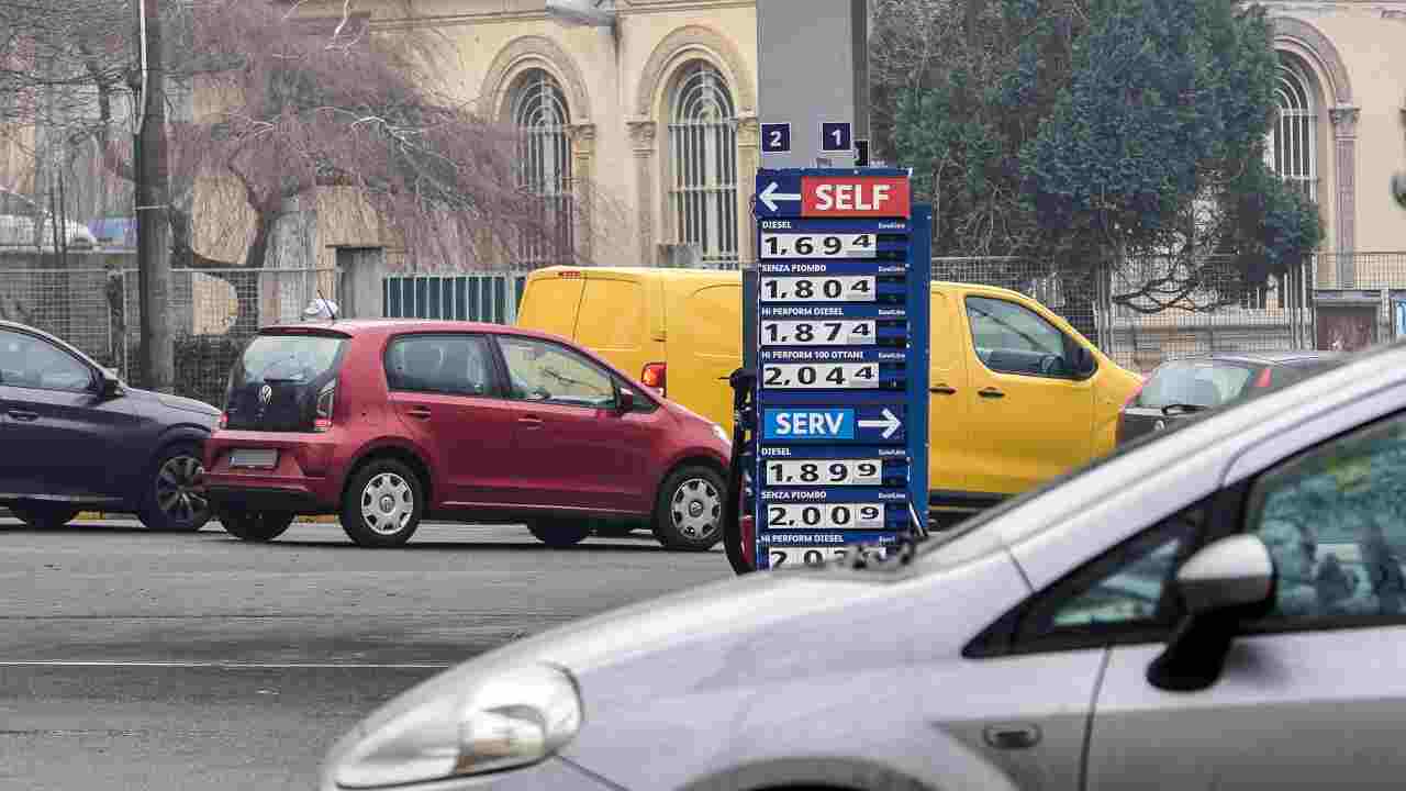 Gasoline and diesel prices, stop to cut production fees and risk 3 euros per liter
