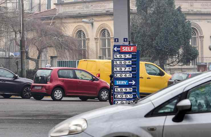 Il listino prezzi di un distributore di benzina