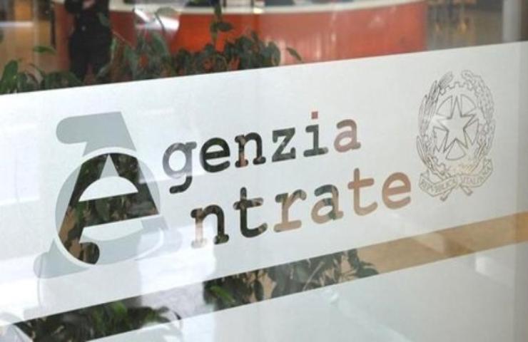 Il logo dell'Agenzia delle Entrate su una vetrata