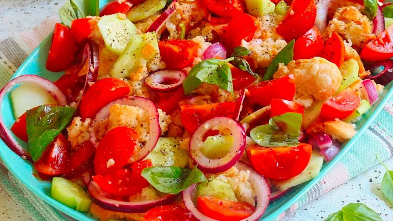 Insalata Panzanella saporita e fresca