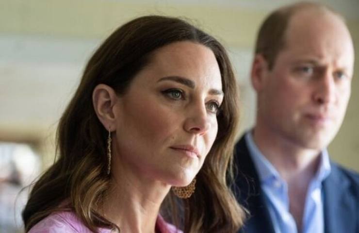 Kate Middleton con William sullo sfondo