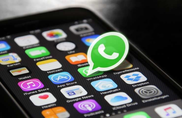 L'icona di Whatsapp messa in rilievo sulla schermata di uno smartphone