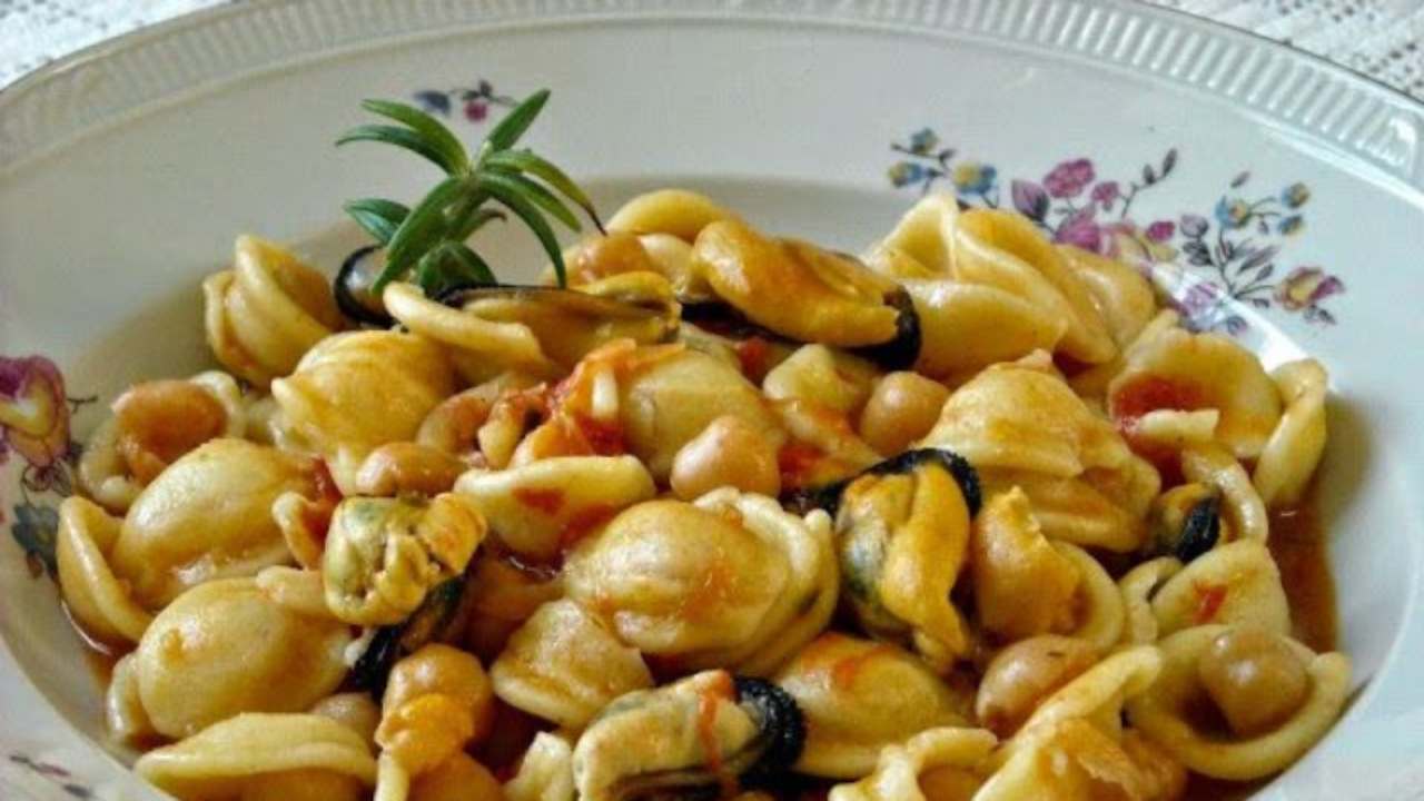 Pasta ceci e cozze di Benedetta Rossi, a tavola con un gusto ricco