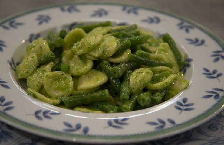 Orecchiette con fagiolini e pesto di rucola