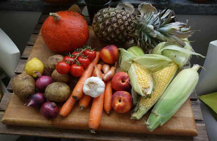 Ortaggi e frutti su un tagliere